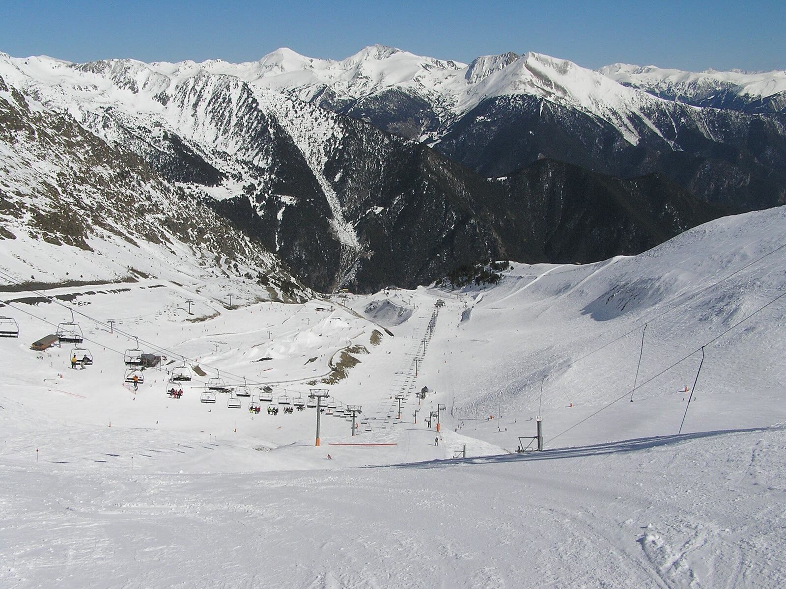 Pistas nevadas de la estación de esquí de Pal-Arinsal con los picos del Pirineo al fondo
