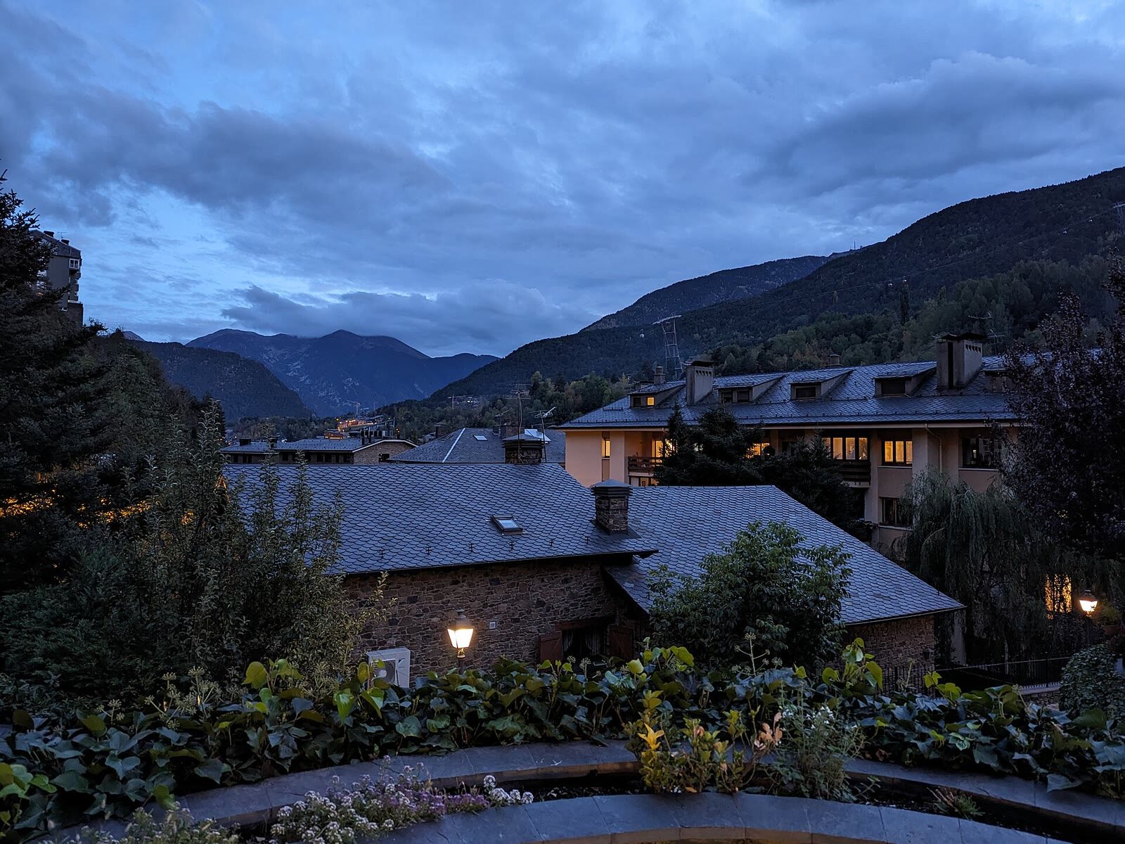 Tejados de pizarra de La Massana al atardecer, con las montañas al fondo