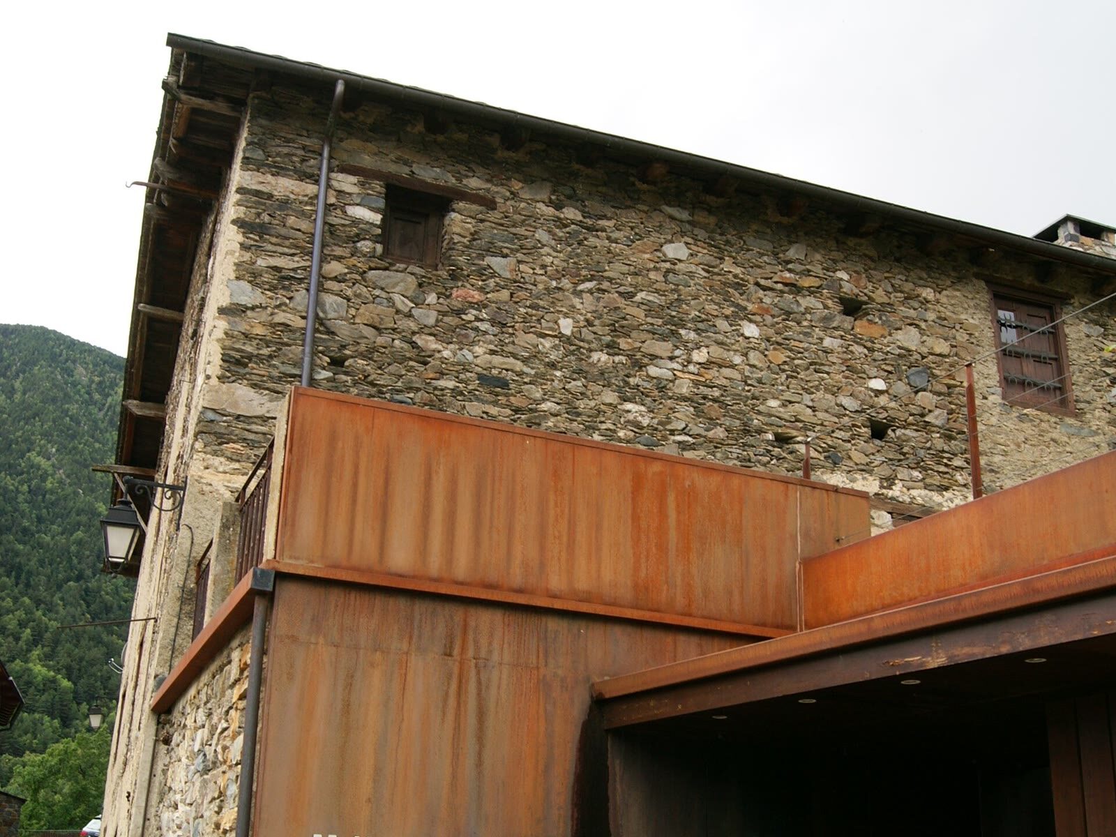 Fachada de piedra del Museu Casa Rull en Sispony, La Massana