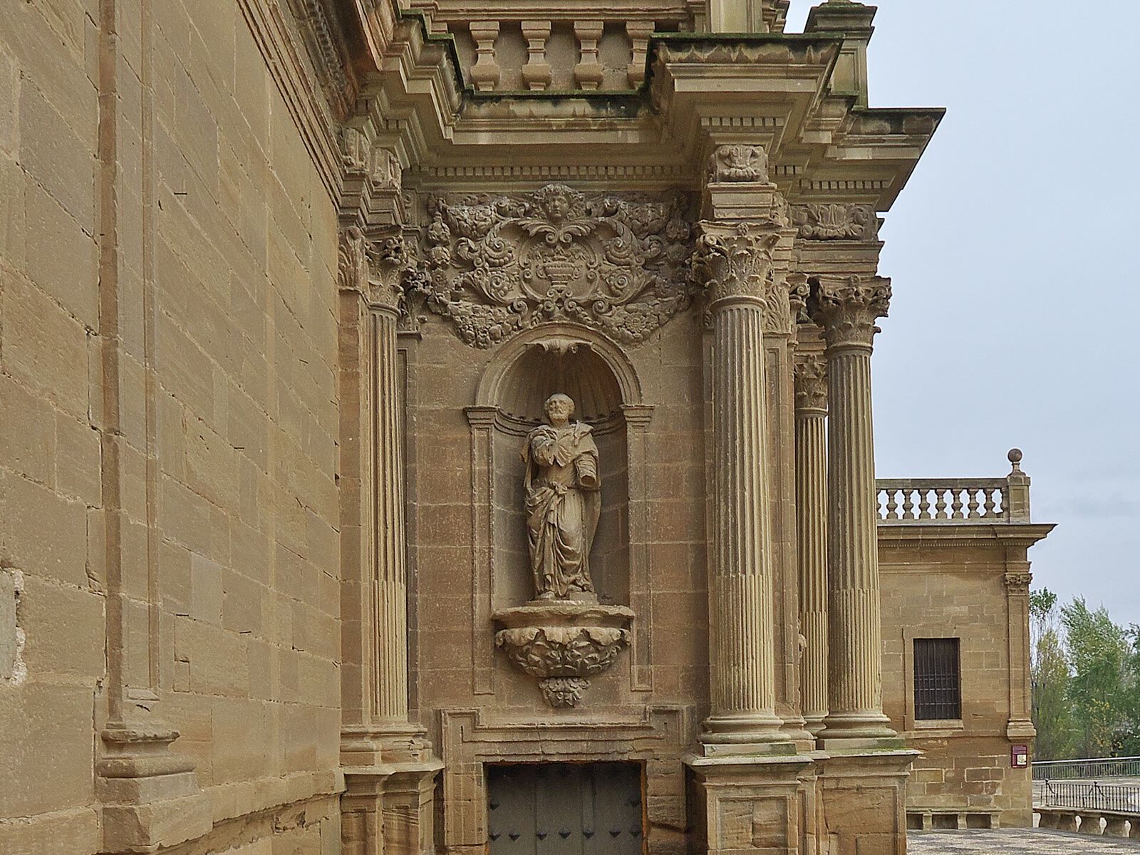 Detalle de la fachada barroca de la Catedral de Calahorra