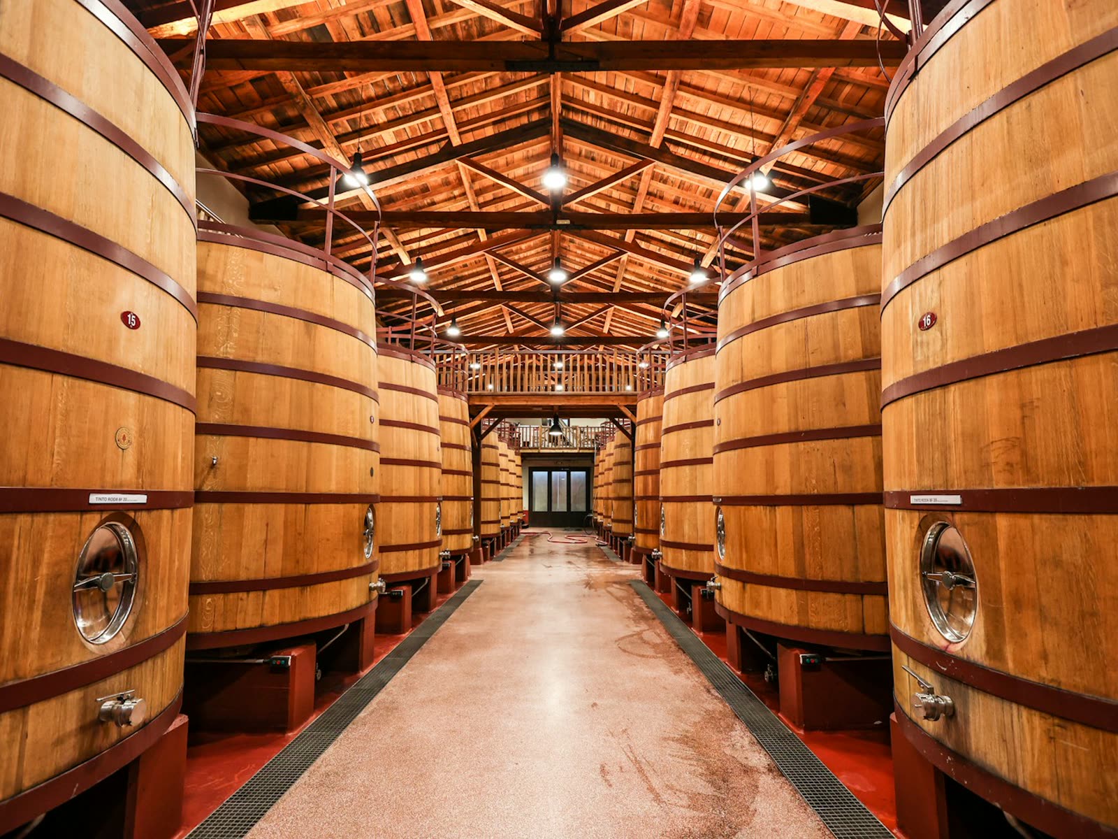 Interior de una bodega de vino con barricas en Haro, La Rioja