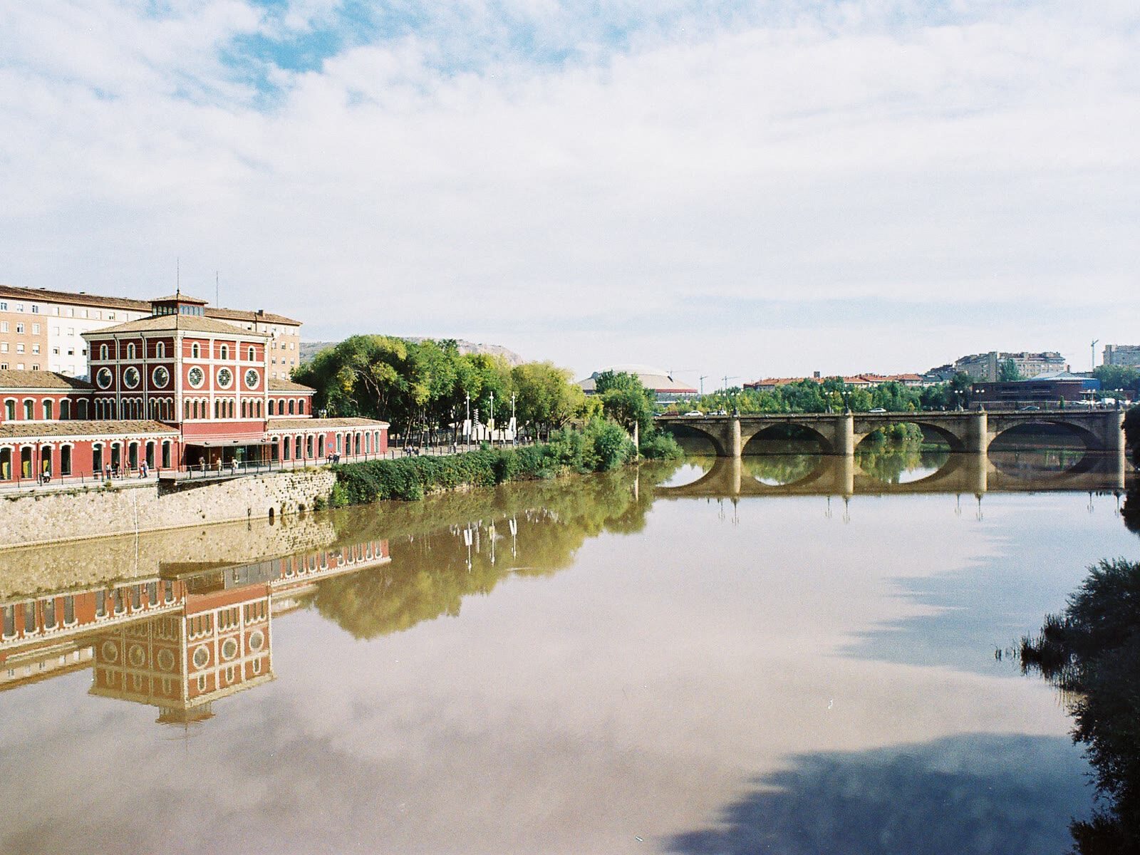 El río Ebro a su paso por Logroño, con el Puente de Piedra reflejado en el agua