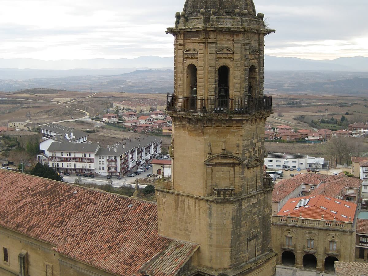 La torre de la Iglesia de la Asunción sobre los tejados del casco histórico de Labastida