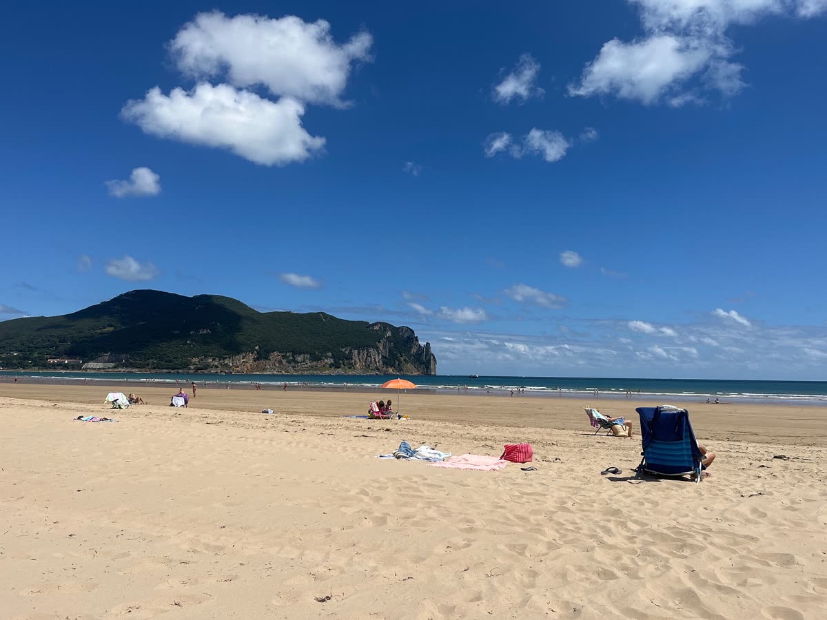 Playa de La Salvé en Laredo, arena dorada y montaña del Buciero al fondo