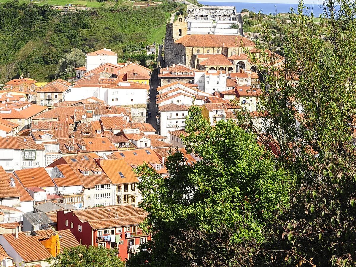 Vista elevada de la Puebla Vieja de Laredo, con la Iglesia de la Asunción y el casco medieval junto al mar