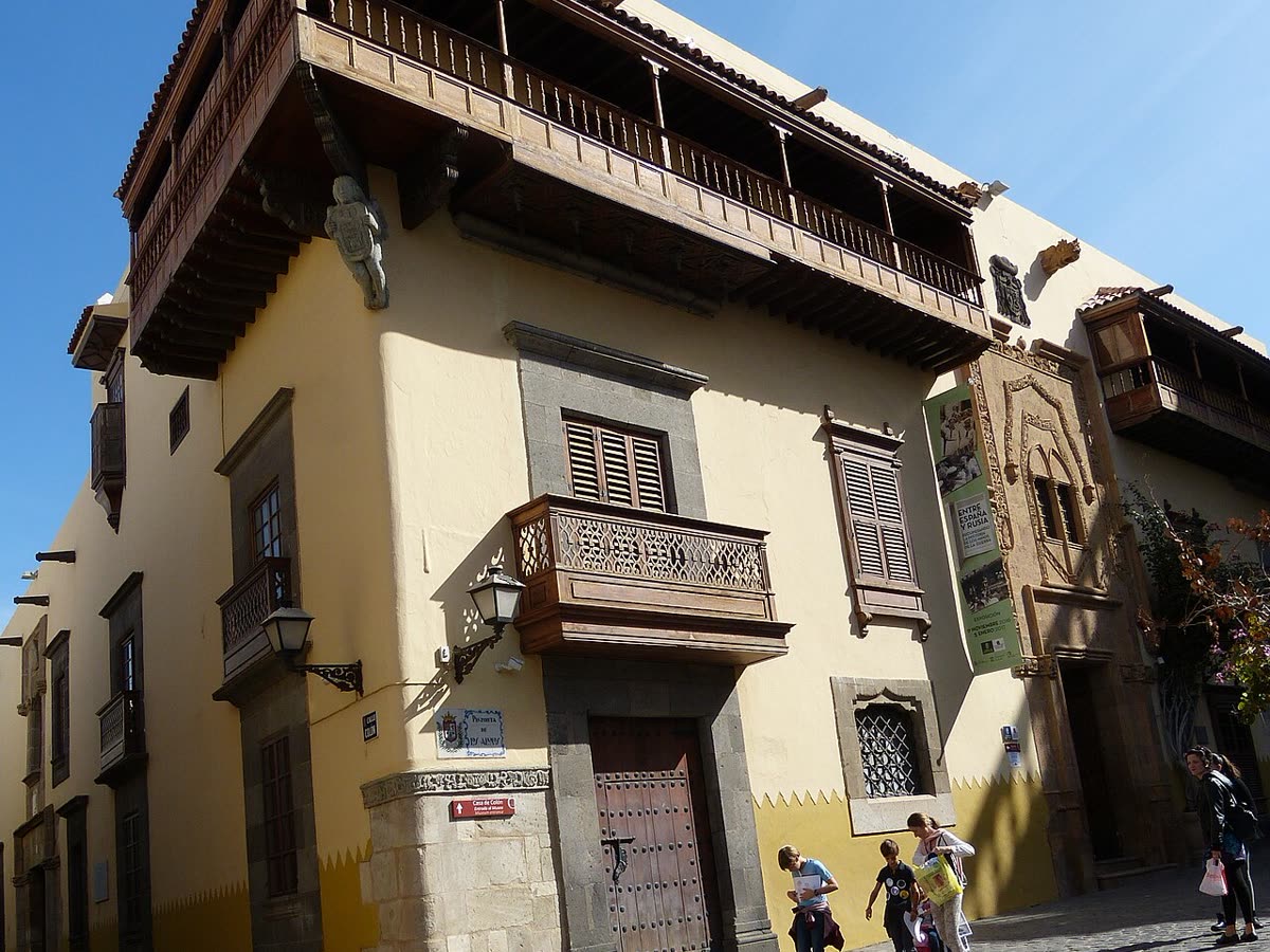 Fachada de la Casa de Colón, con sus balcones canarios de madera, en el barrio de Vegueta