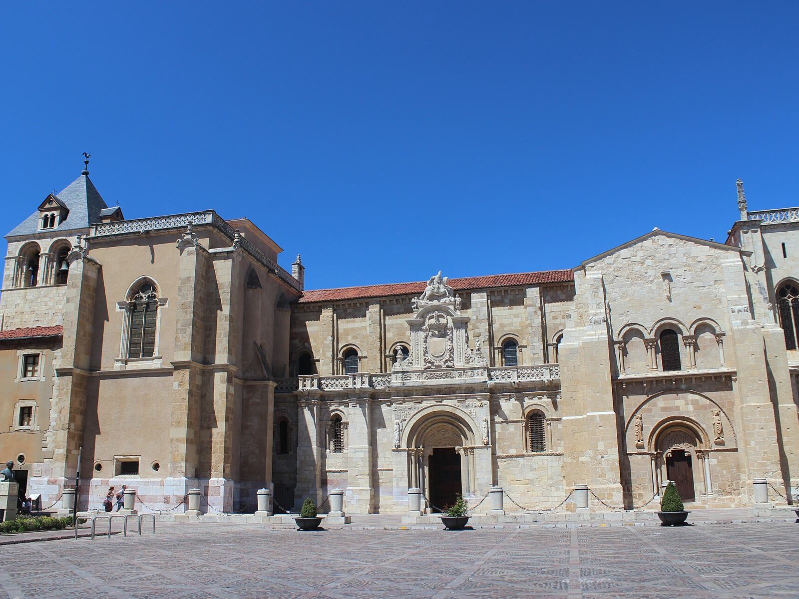 Fachada de la Real Basílica de San Isidoro de León bajo un cielo azul despejado