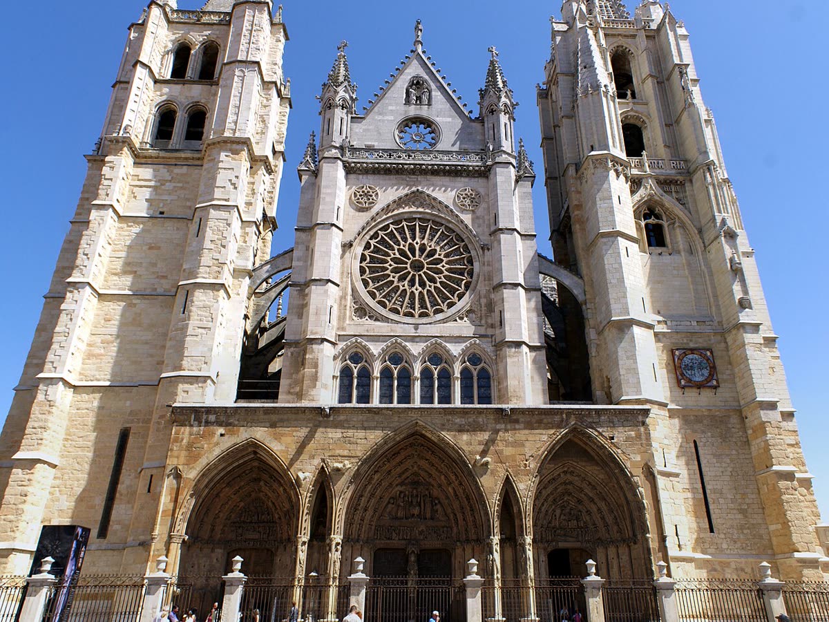 Fachada occidental gótica de la Catedral de León con su gran rosetón