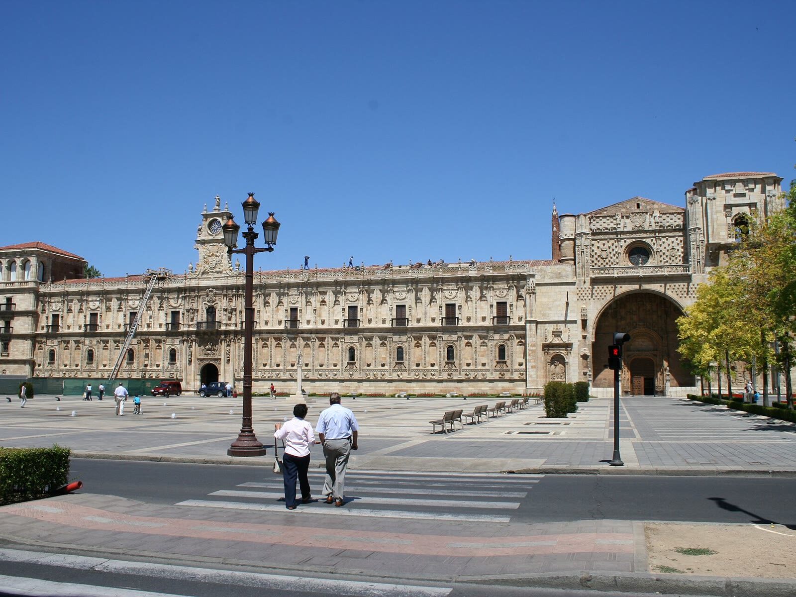 Fachada plateresca del Convento de San Marcos de León bajo un cielo azul despejado