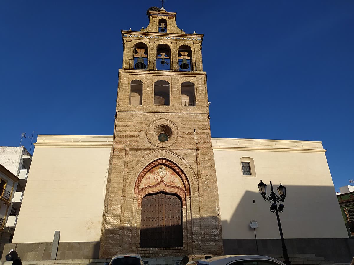 Torre-fachada de ladrillo mudéjar de la Iglesia de Santo Domingo de Guzmán en Lepe