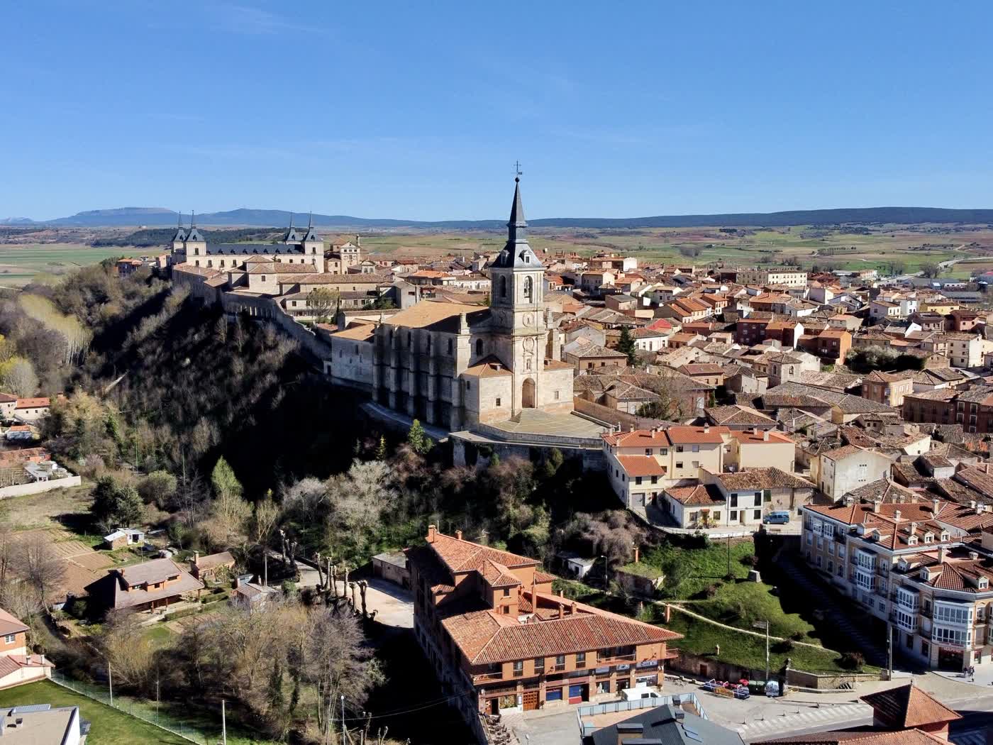 Vista aérea de Lerma, con su conjunto monumental barroco y la Plaza Mayor porticada