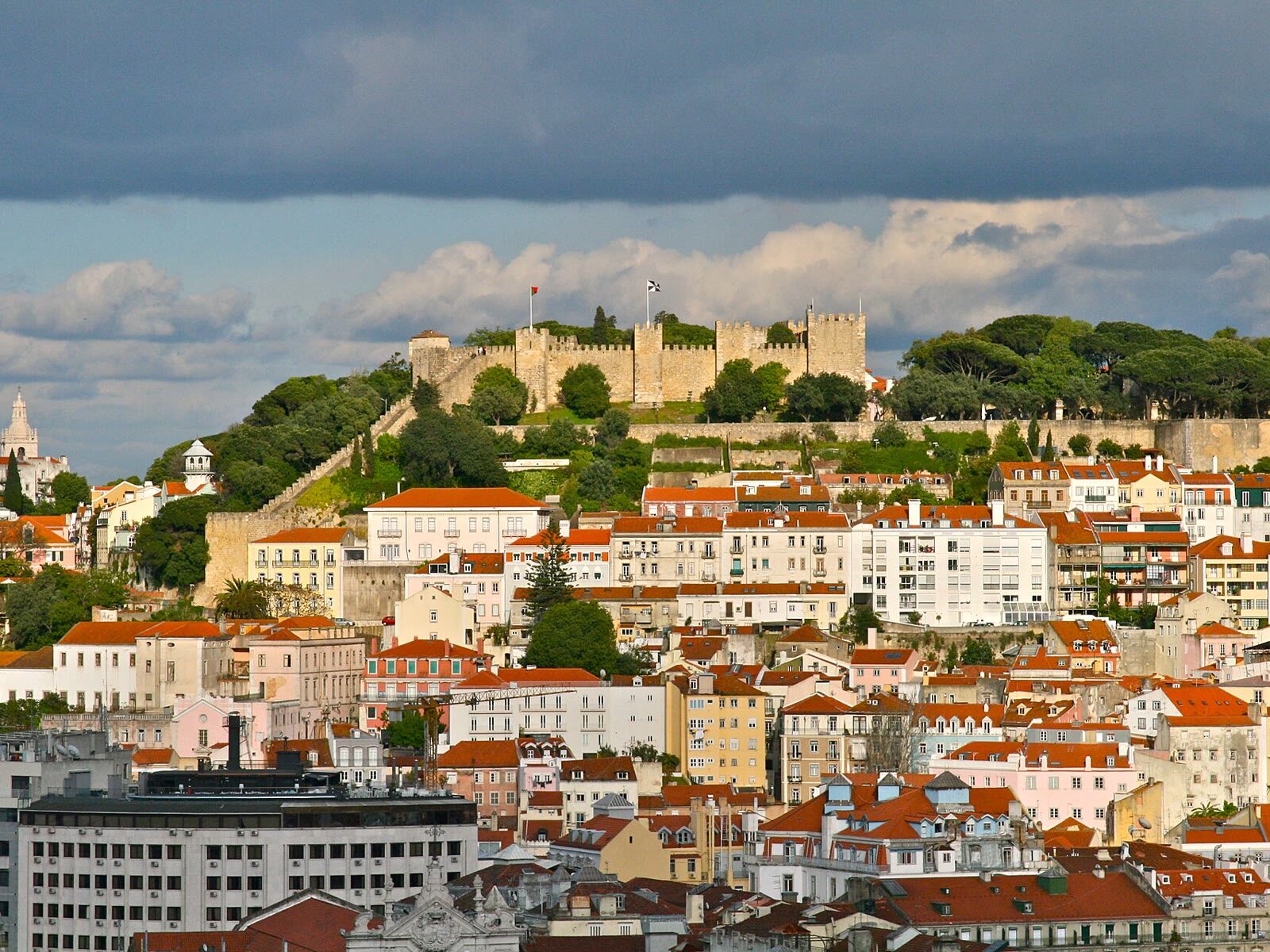 Castelo de São Jorge sobre los tejados de Alfama en Lisboa