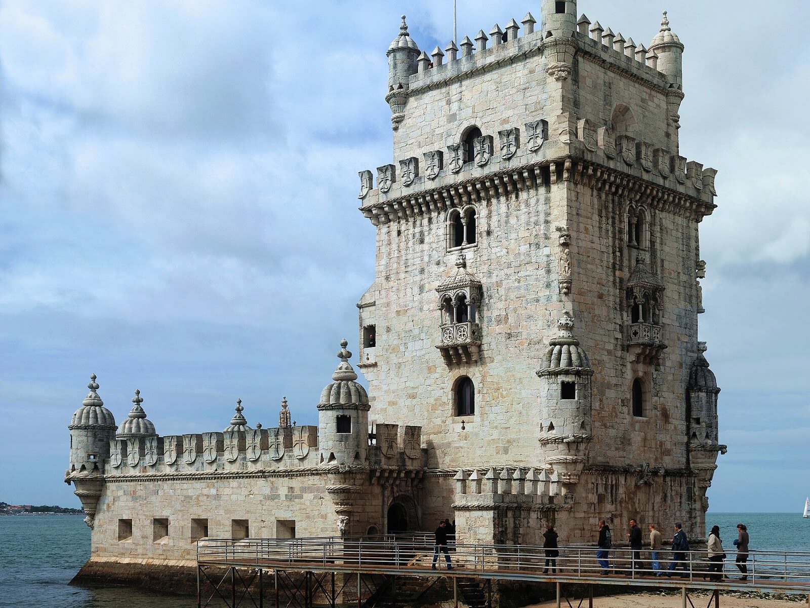 Torre de Belém junto al estuario del Tajo en Lisboa