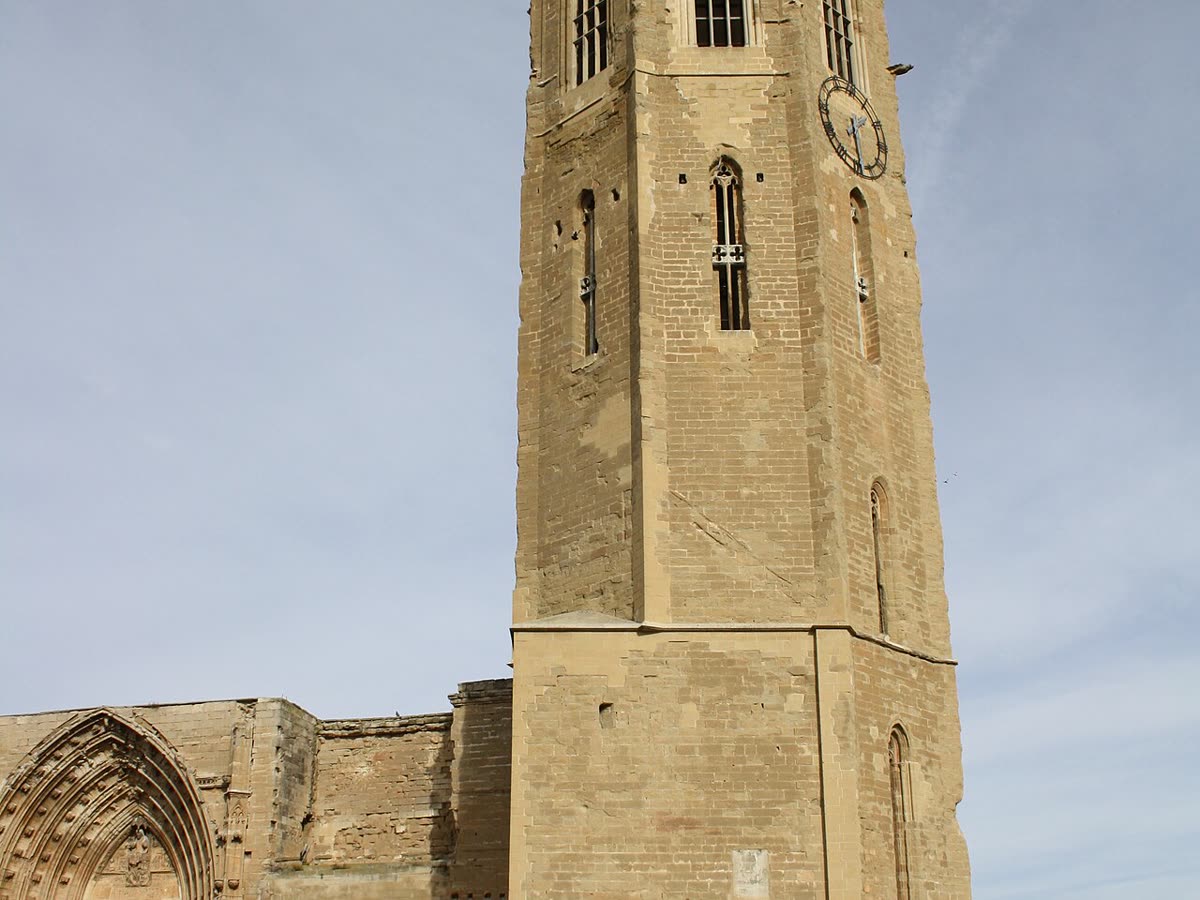 Torre campanario de la Seu Vella de Lleida junto al cuerpo de la antigua catedral