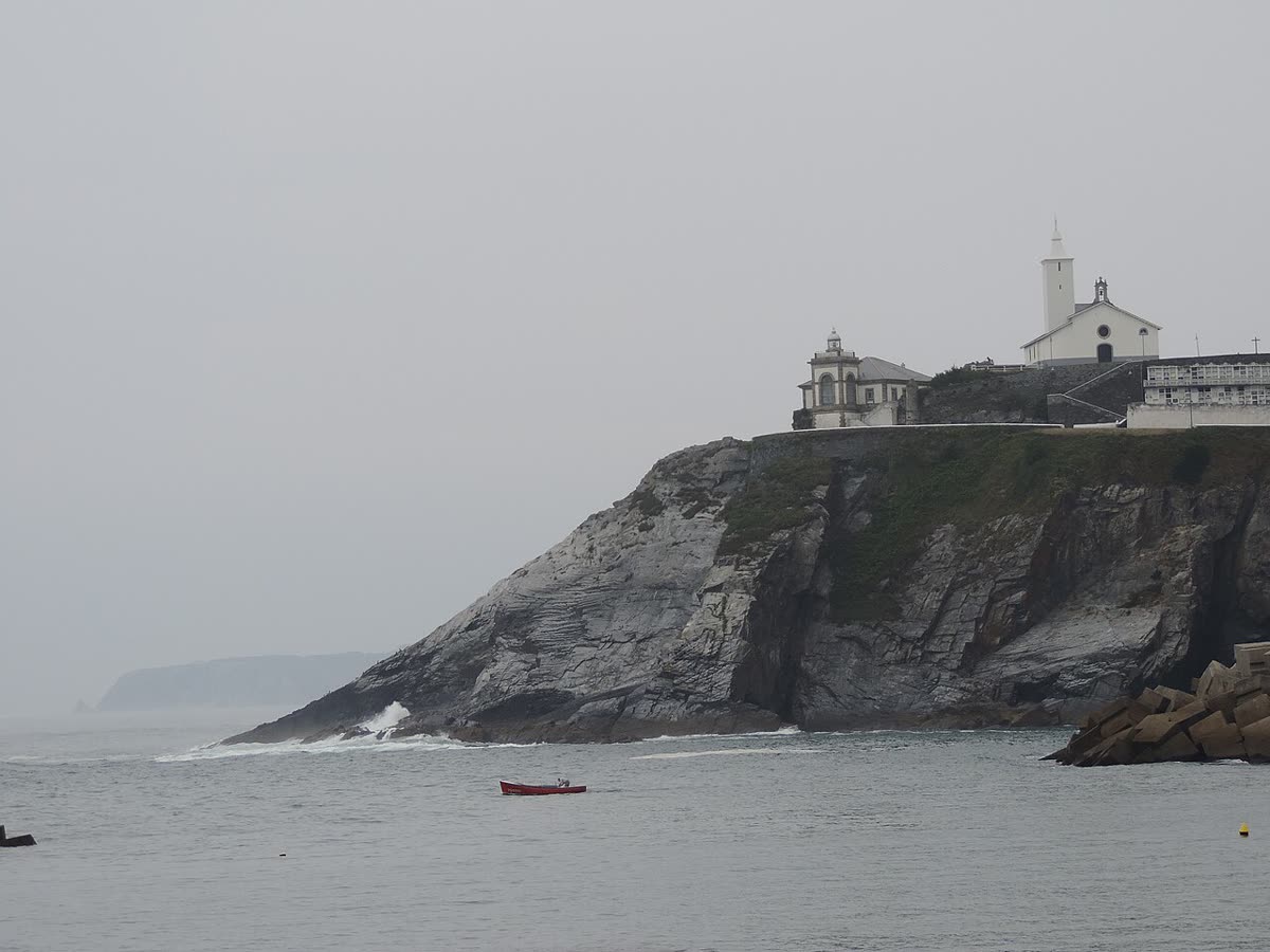 Promontorio de la Atalaya de Luarca con el faro y la ermita junto al cementerio sobre el mar