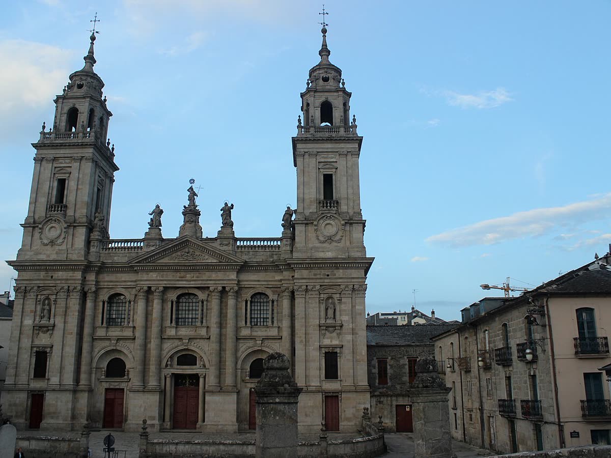 Fachada barroca de la Catedral de Lugo con sus dos torres campanario