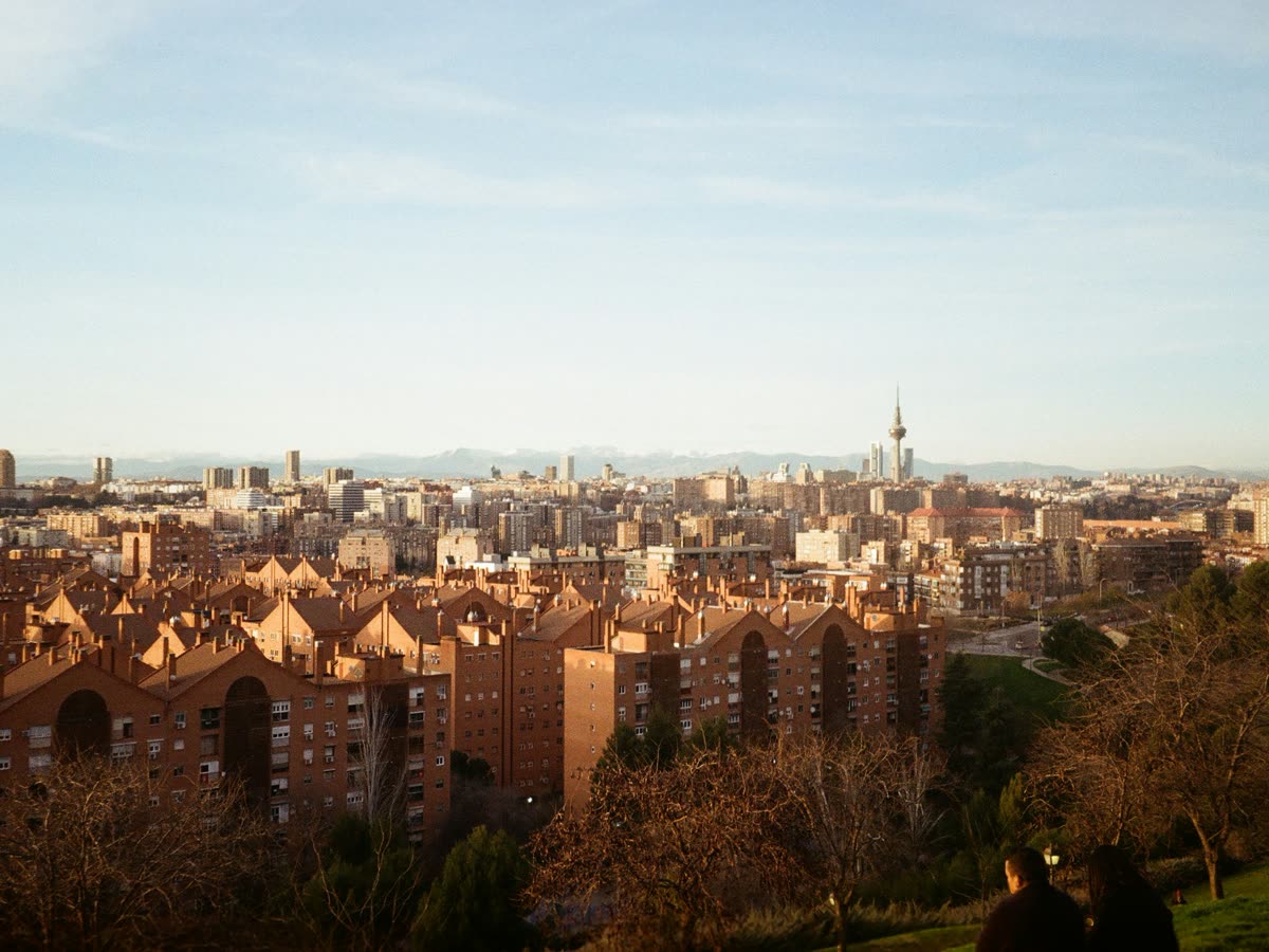 Vista aérea de un distrito residencial de Madrid al atardecer