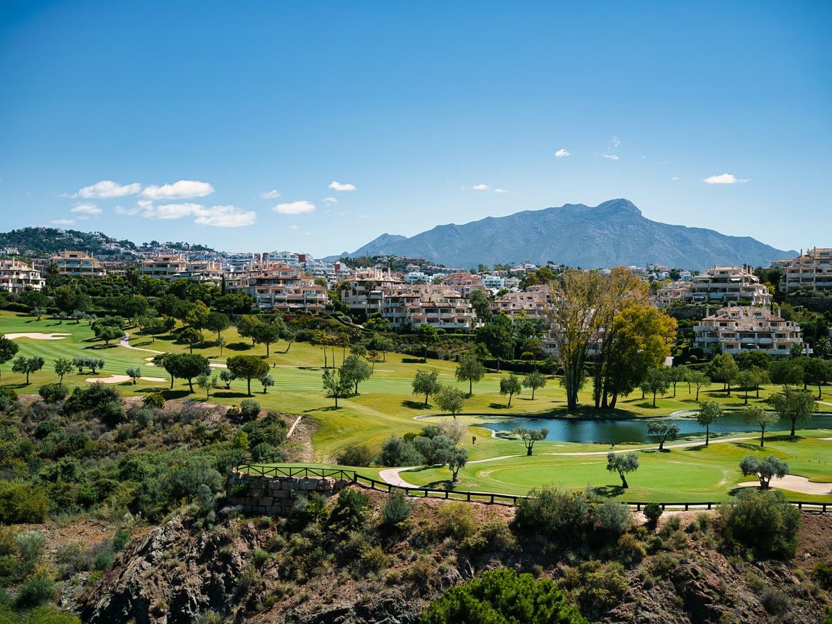 Vista aérea de un campo de golf de la Costa del Sol junto a una urbanización
