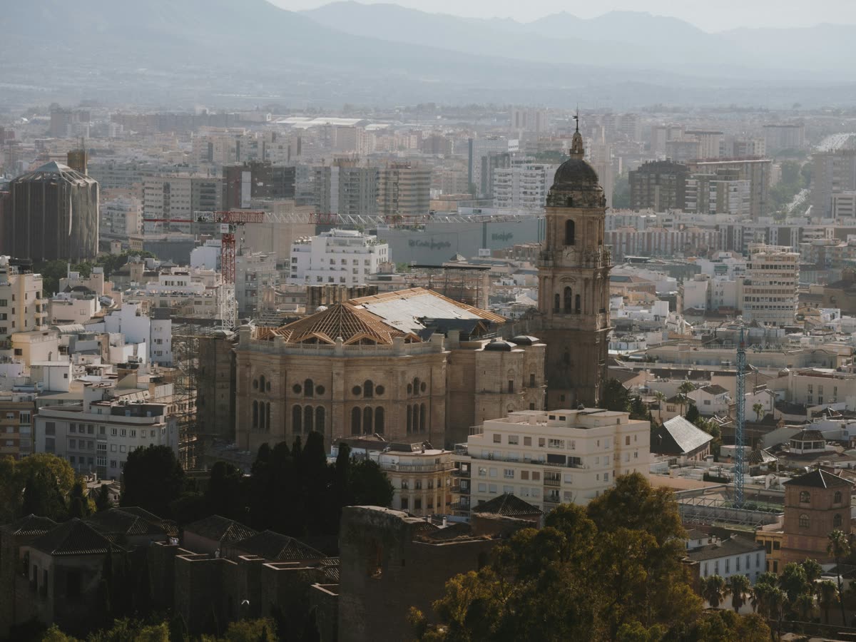 Vista aérea de la Catedral de Málaga y el casco histórico, con la ciudad extendiéndose al fondo