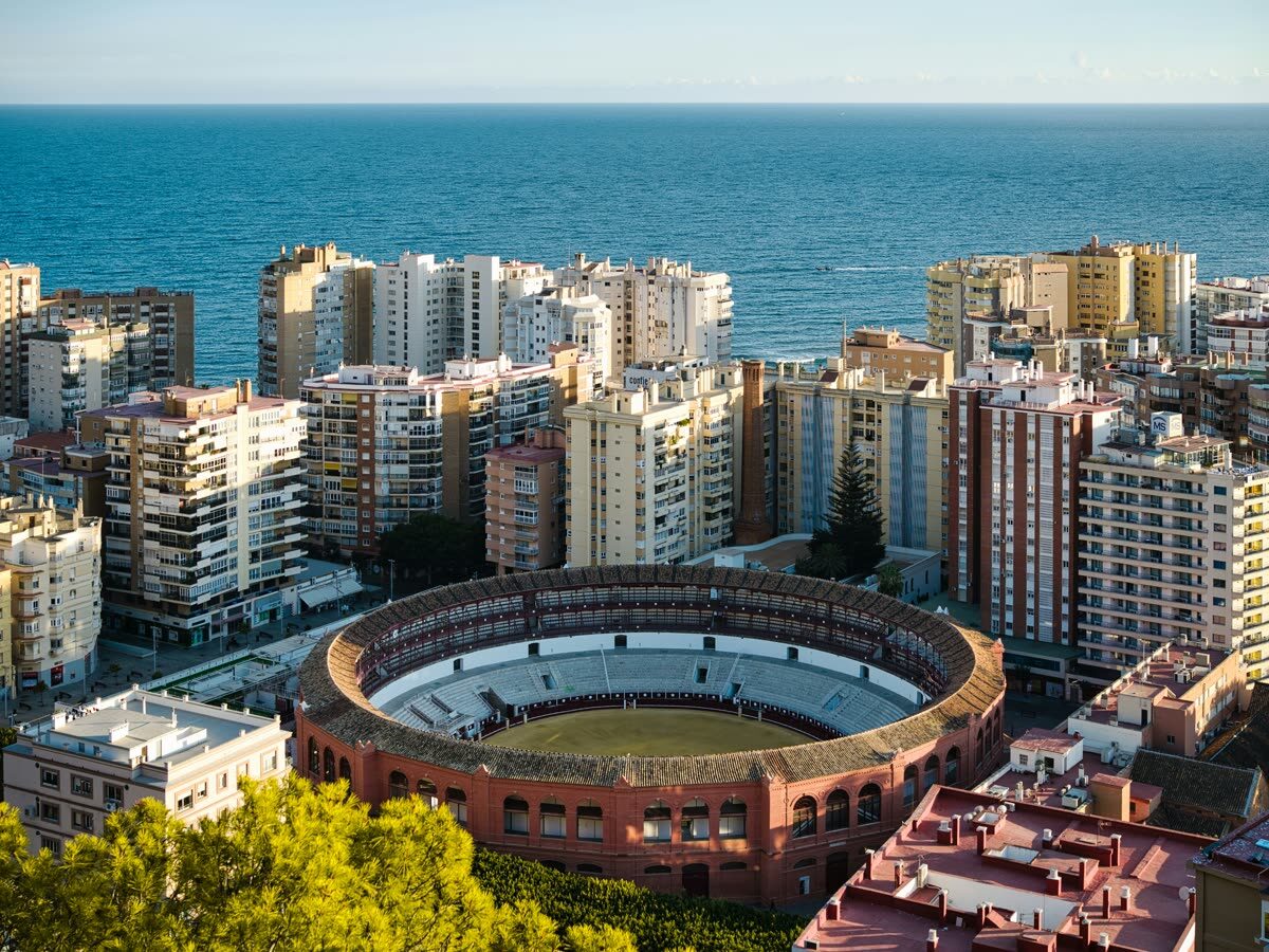 Vista aérea de la playa de la Malagueta y la Plaza de Toros de Málaga junto al mar