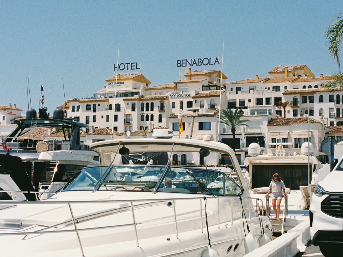 Yates amarrados en Puerto Banús frente a los edificios blancos del puerto deportivo