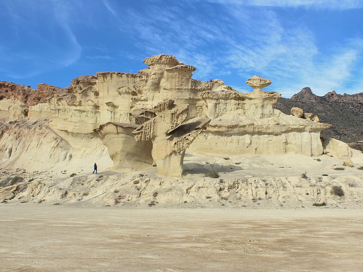 Formaciones de arenisca esculpidas por el viento en las Erosiones de Bolnuevo