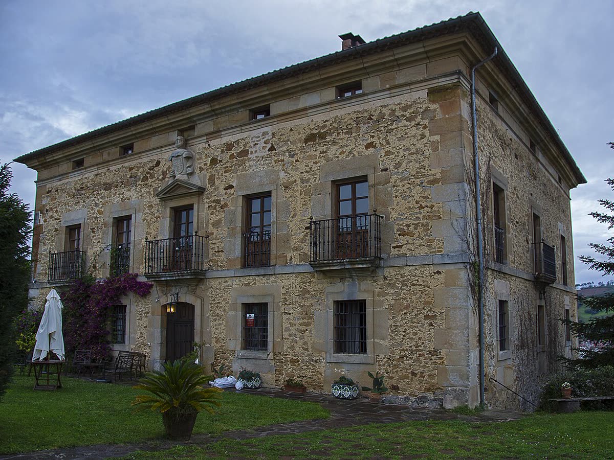 Casona de piedra tradicional de Meruelo, en Cantabria