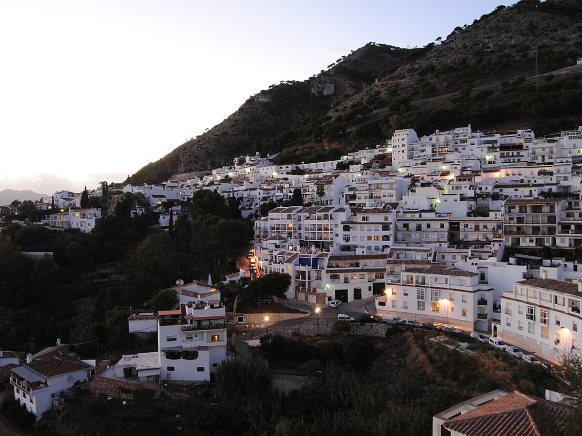 Casas blancas de Mijas Pueblo escalonadas sobre la ladera de la sierra al atardecer