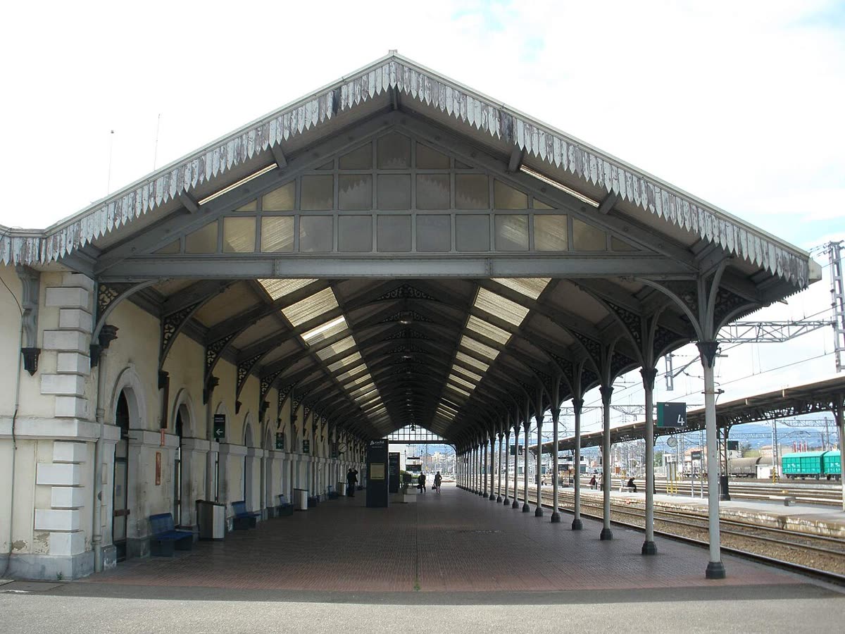 Andenes cubiertos de la histórica estación de ferrocarril de Miranda de Ebro