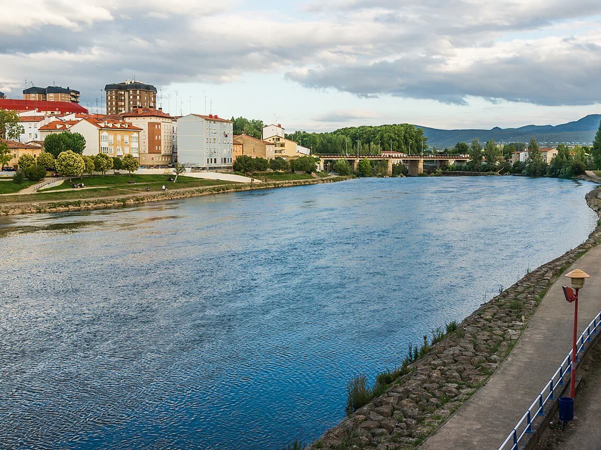 El río Ebro a su paso por el casco urbano de Miranda de Ebro