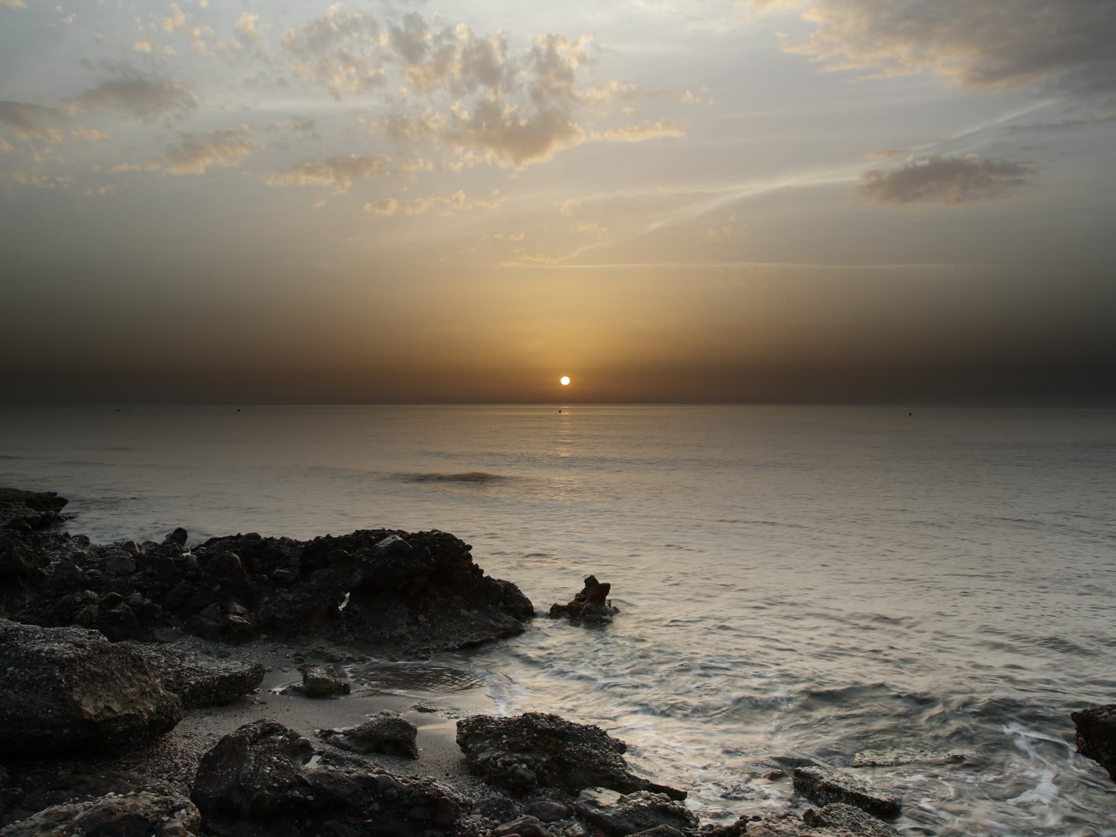 Amanecer sobre la costa rocosa de Mojácar Playa