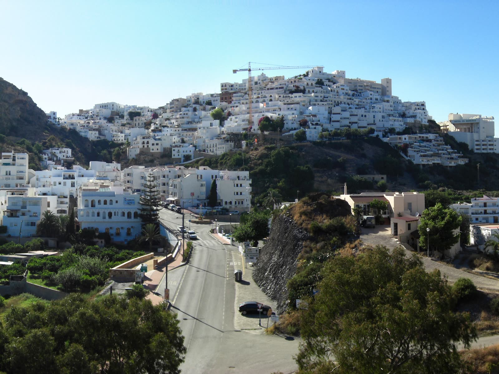 Vista general de Mojácar Pueblo, con sus casas blancas cubriendo la colina