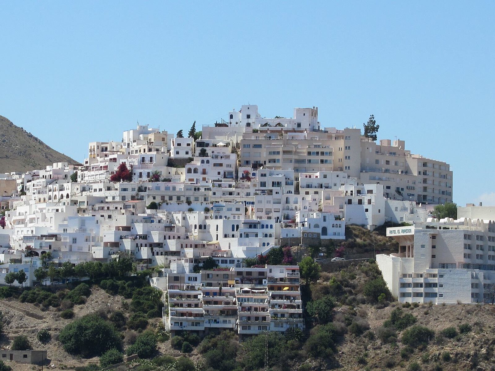 Silueta de las casas blancas de Mojácar Pueblo sobre la colina