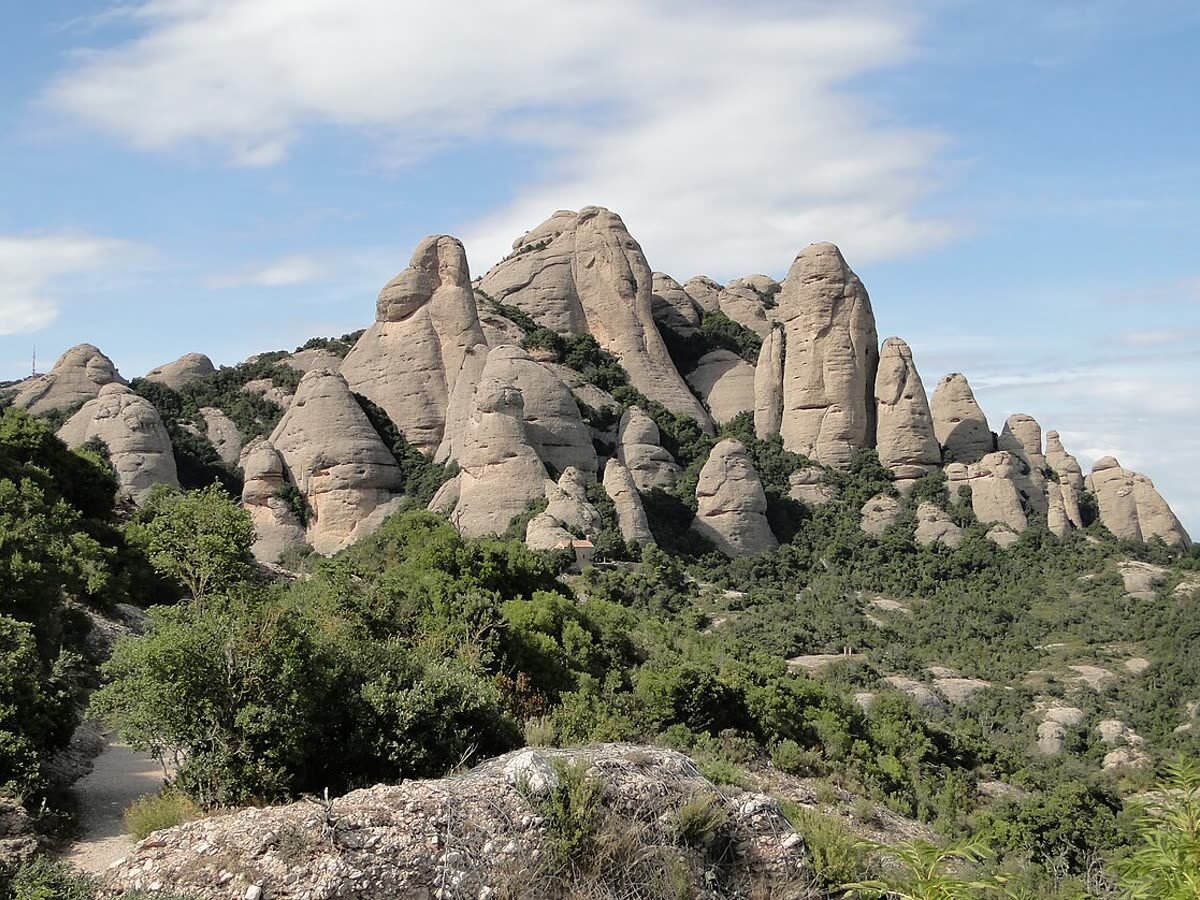 Agujas de roca conglomerada redondeada de la montaña de Montserrat