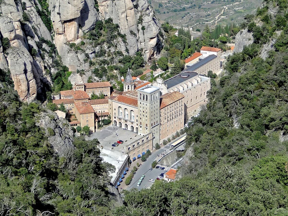 Vista aérea del Monasterio de Montserrat entre las formaciones rocosas de la montaña