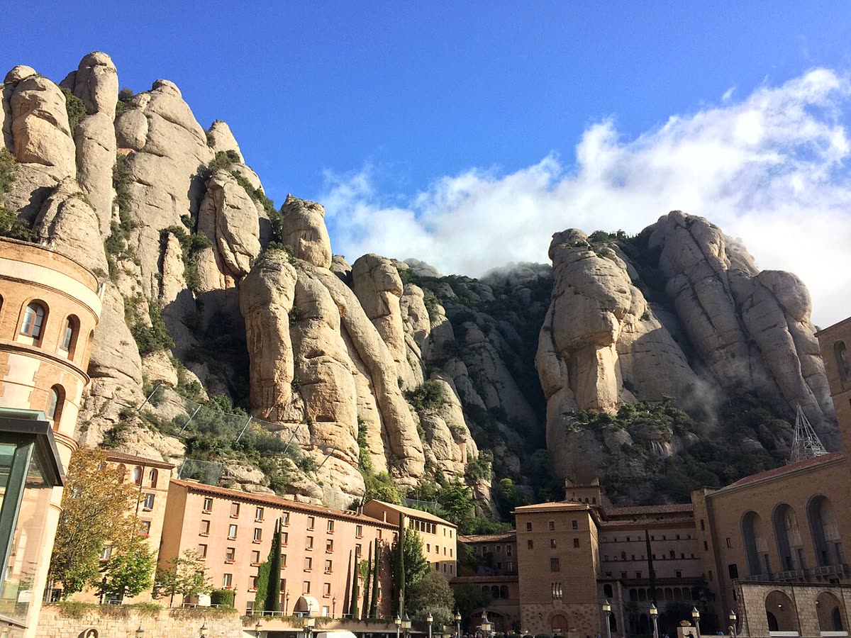 El Monasterio de Montserrat junto a las agujas rocosas de la montaña