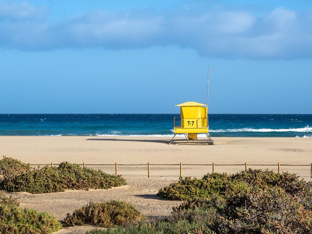 Puesto de socorrista en una playa de arena dorada de la península de Jandía