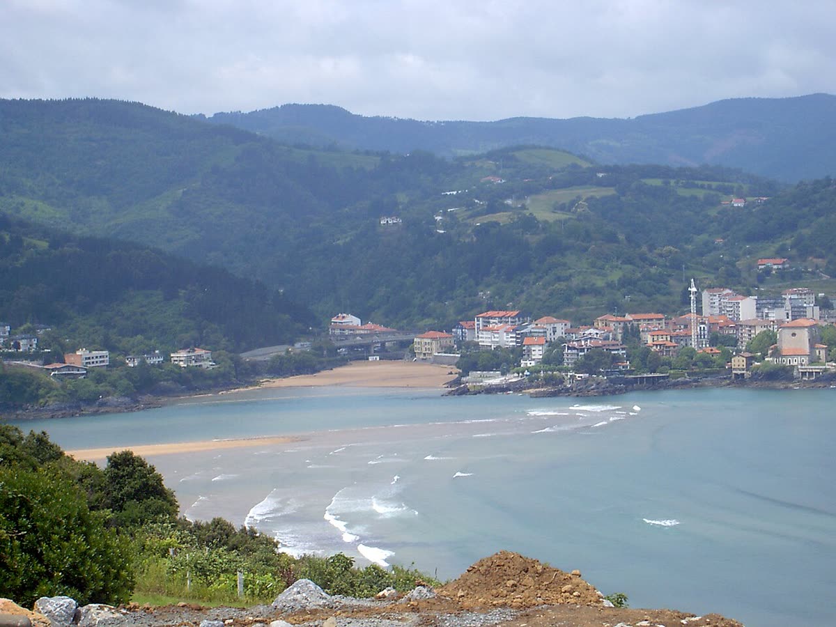 La ría de Mundaka y su desembocadura, con la ola izquierda rompiendo sobre el banco de arena