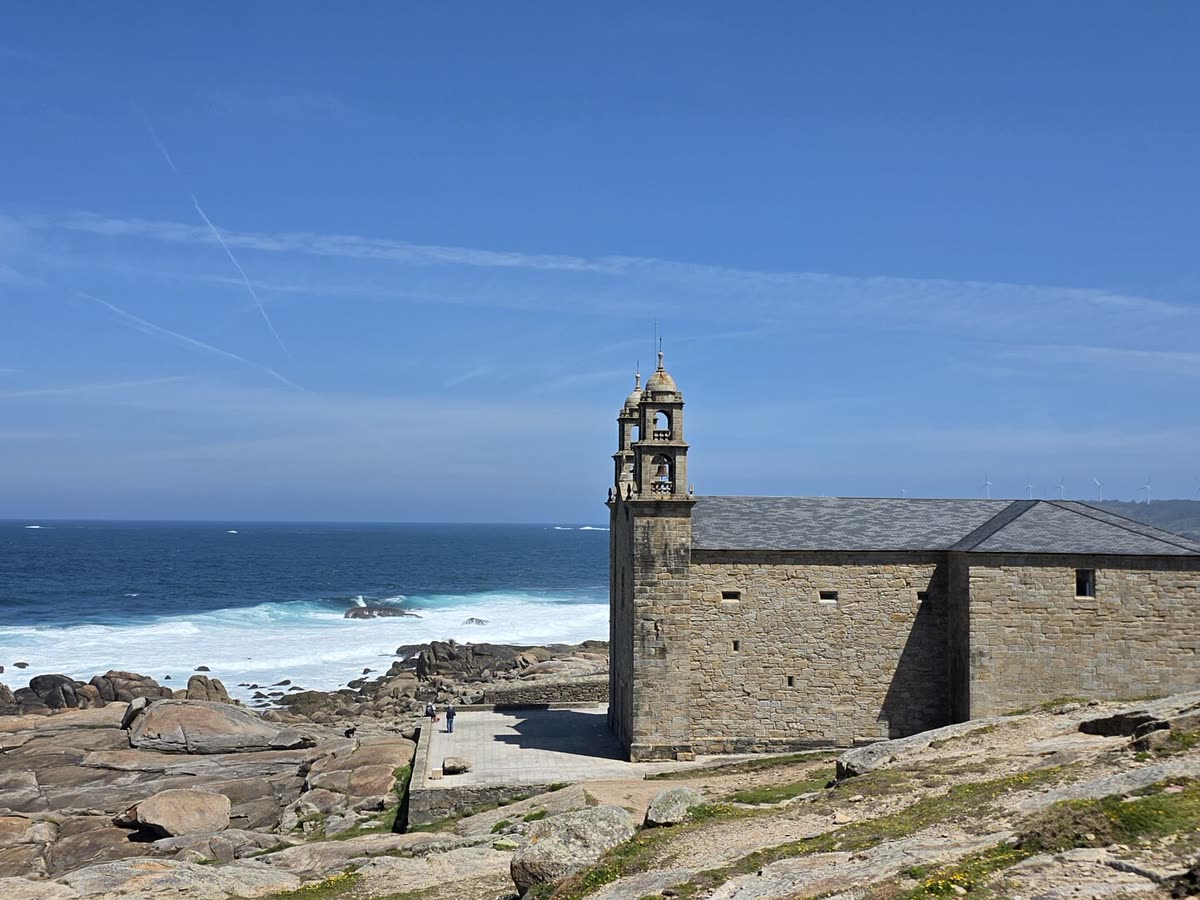 Santuario da Virxe da Barca de Muxía, sobre las rocas de la Costa da Morte junto al Atlántico