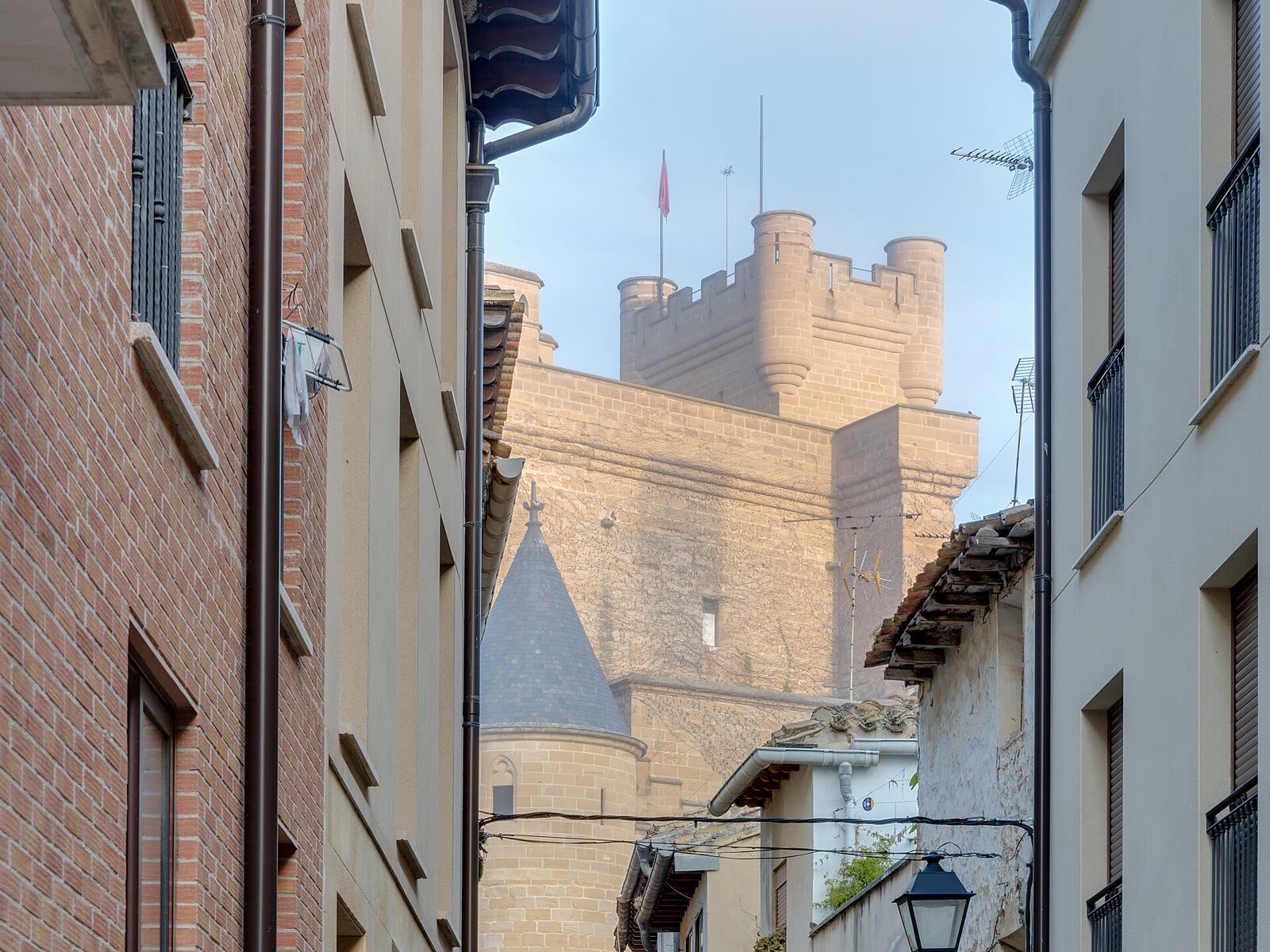 Torres del Palacio Real de Olite asomando entre las calles del casco medieval