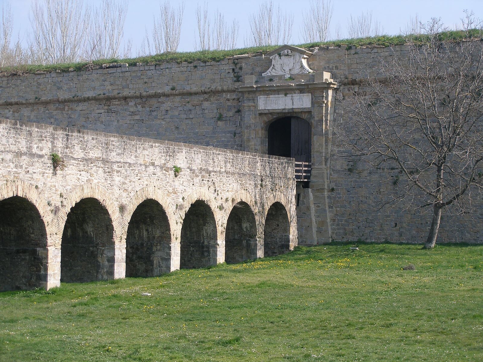Puerta de entrada y bastiones de la Ciudadela de Pamplona