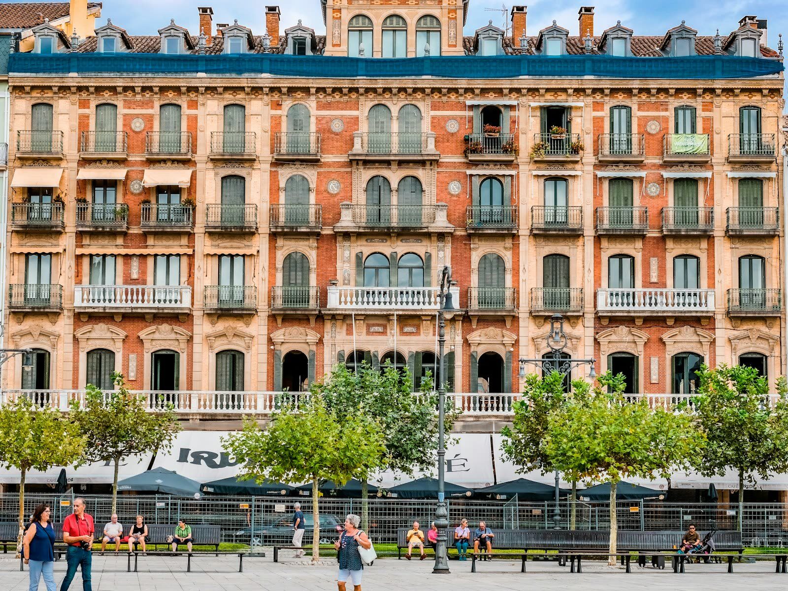 Fachada histórica de un edificio en la Plaza del Castillo de Pamplona