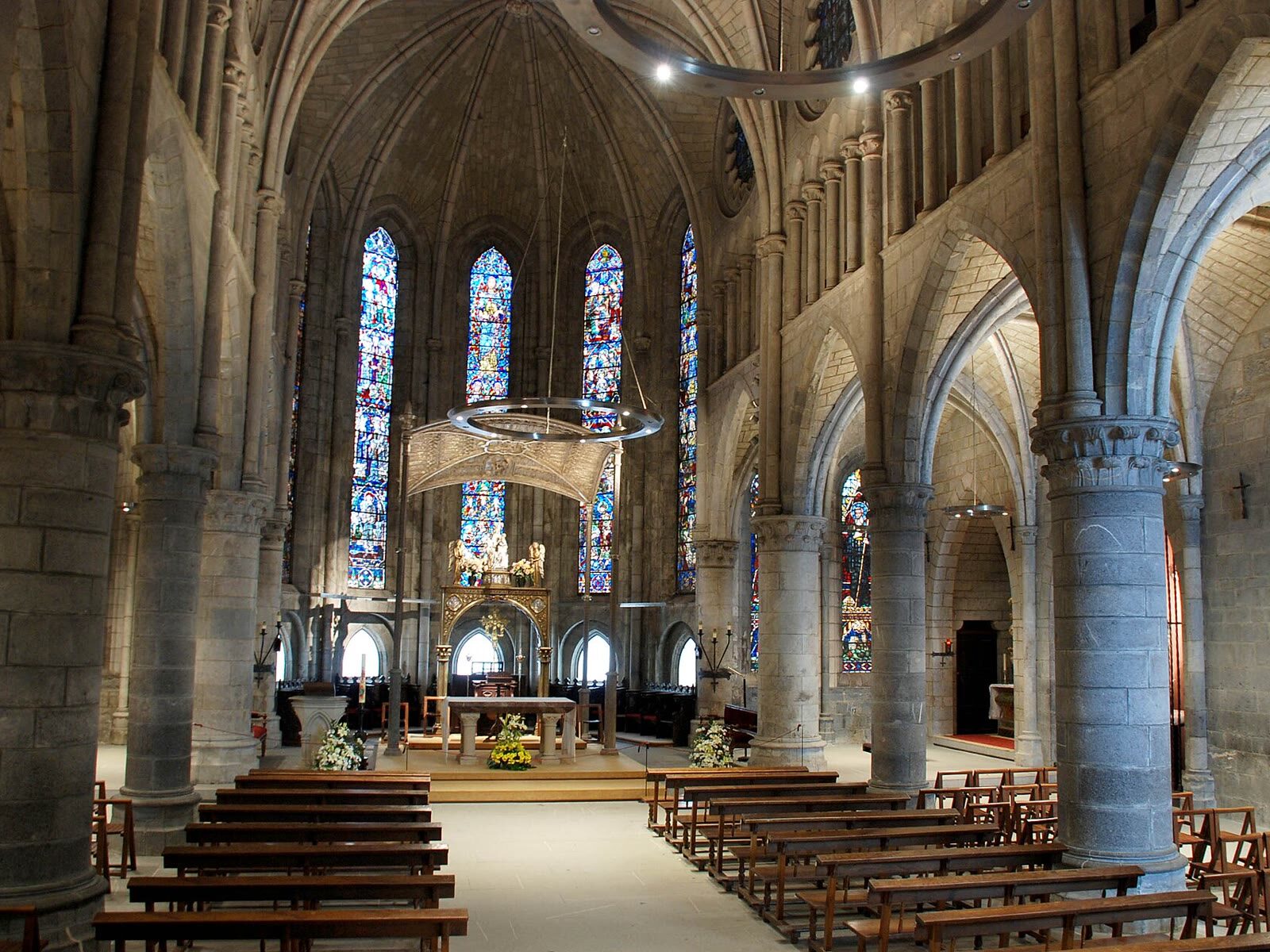Interior gótico de la Real Colegiata de Roncesvalles con sus vidrieras