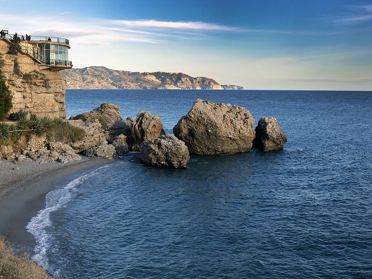 El Balcón de Europa de Nerja al atardecer, sobre el Mediterráneo
