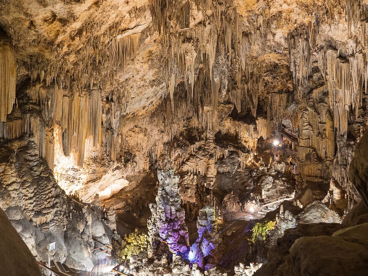 Interior de las Cuevas de Nerja, con sus grandes estalactitas y estalagmitas iluminadas