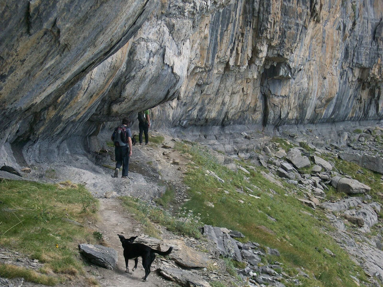 Senderistas recorriendo la Faja de las Flores en el Parque Nacional de Ordesa