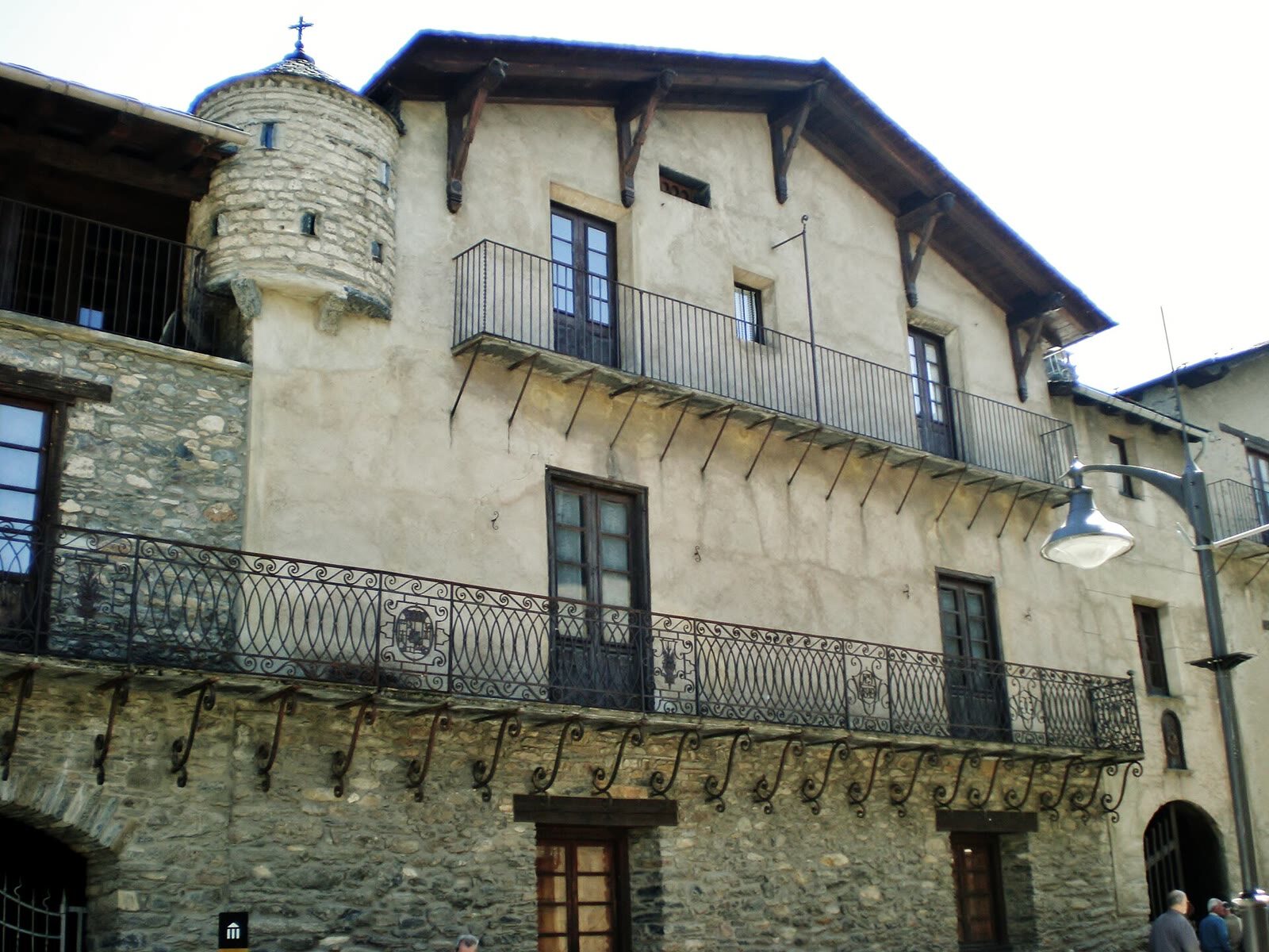 Fachada de piedra de Casa d'Areny-Plandolit en Ordino, con balcones de forja tradicionales