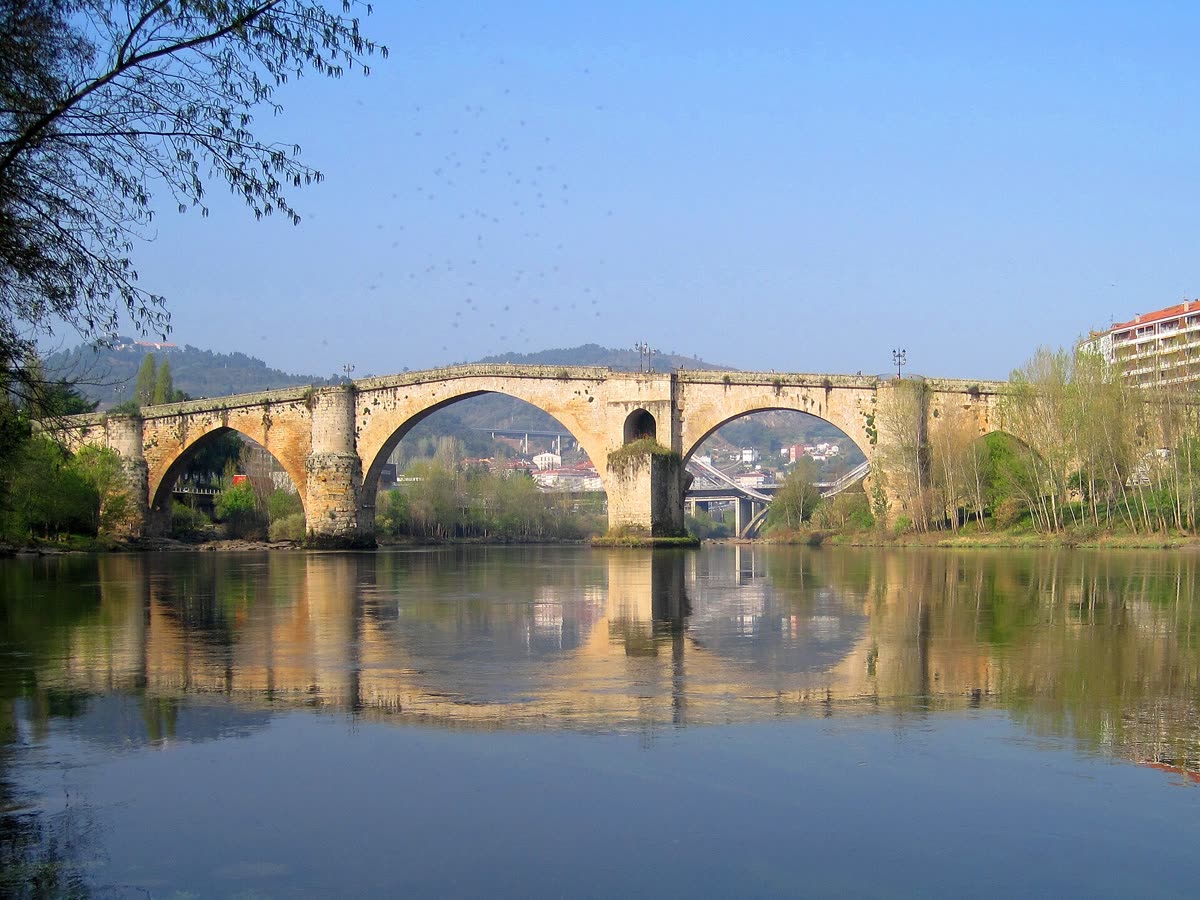 Puente Romano de Ourense reflejado en las aguas del río Miño