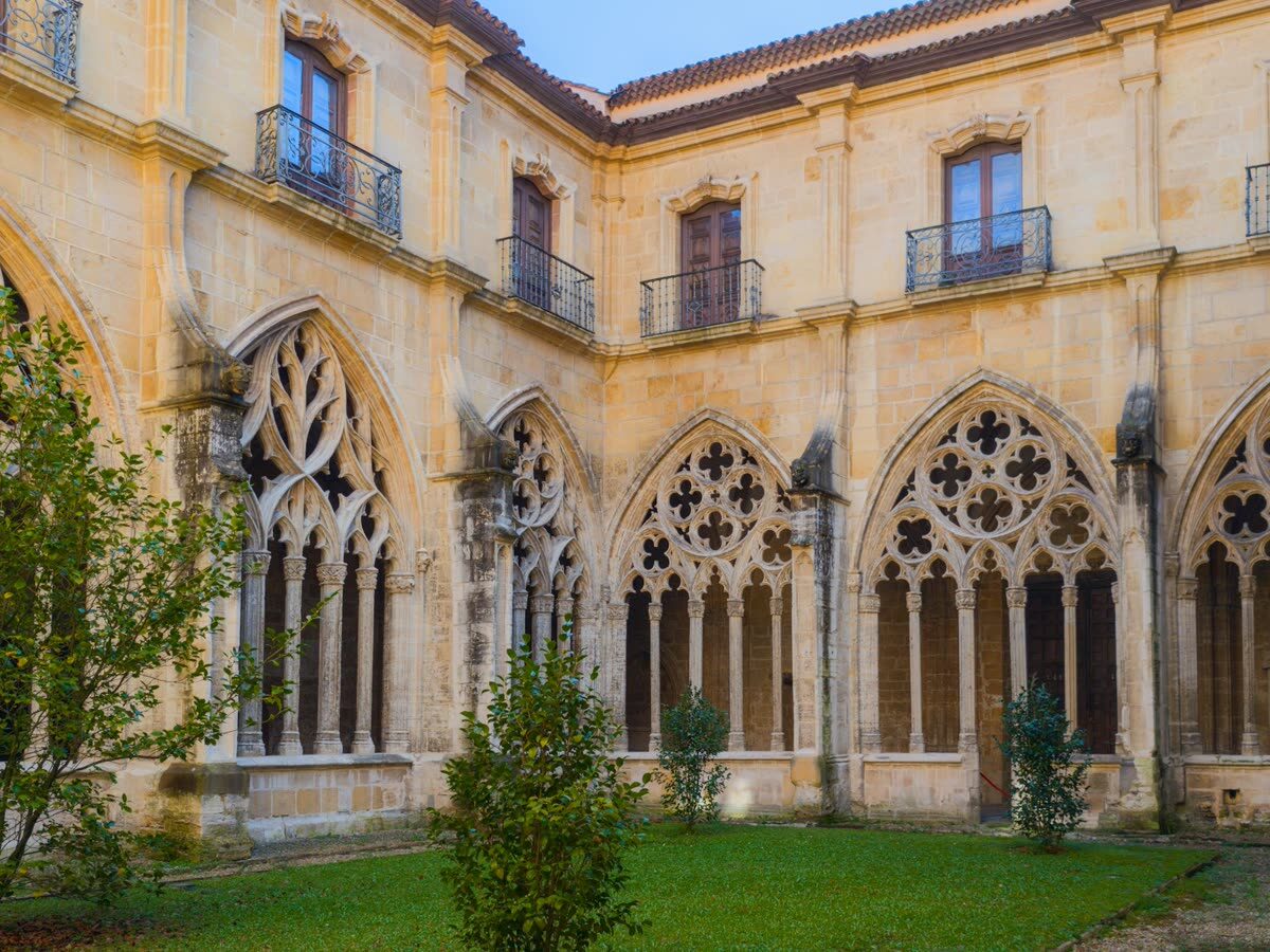 Claustro gótico de la Catedral de Oviedo con ventanales calados
