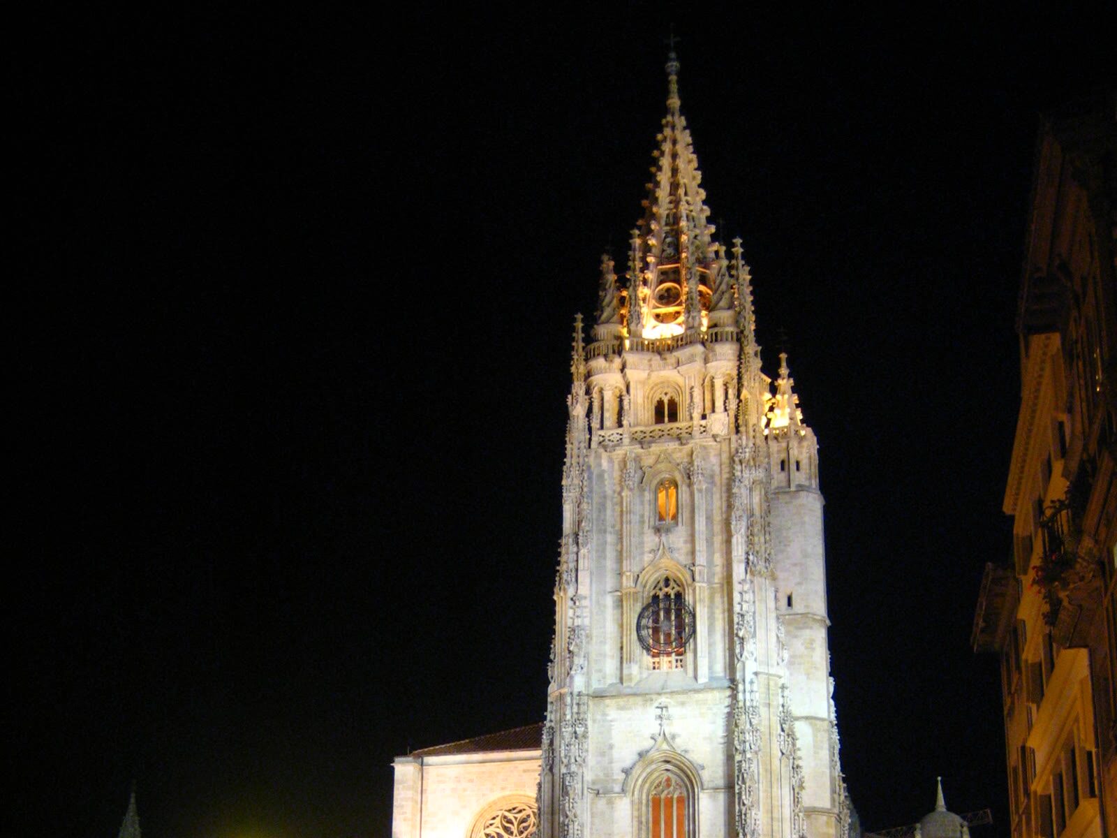 Torre gótica de la Catedral de Oviedo iluminada de noche